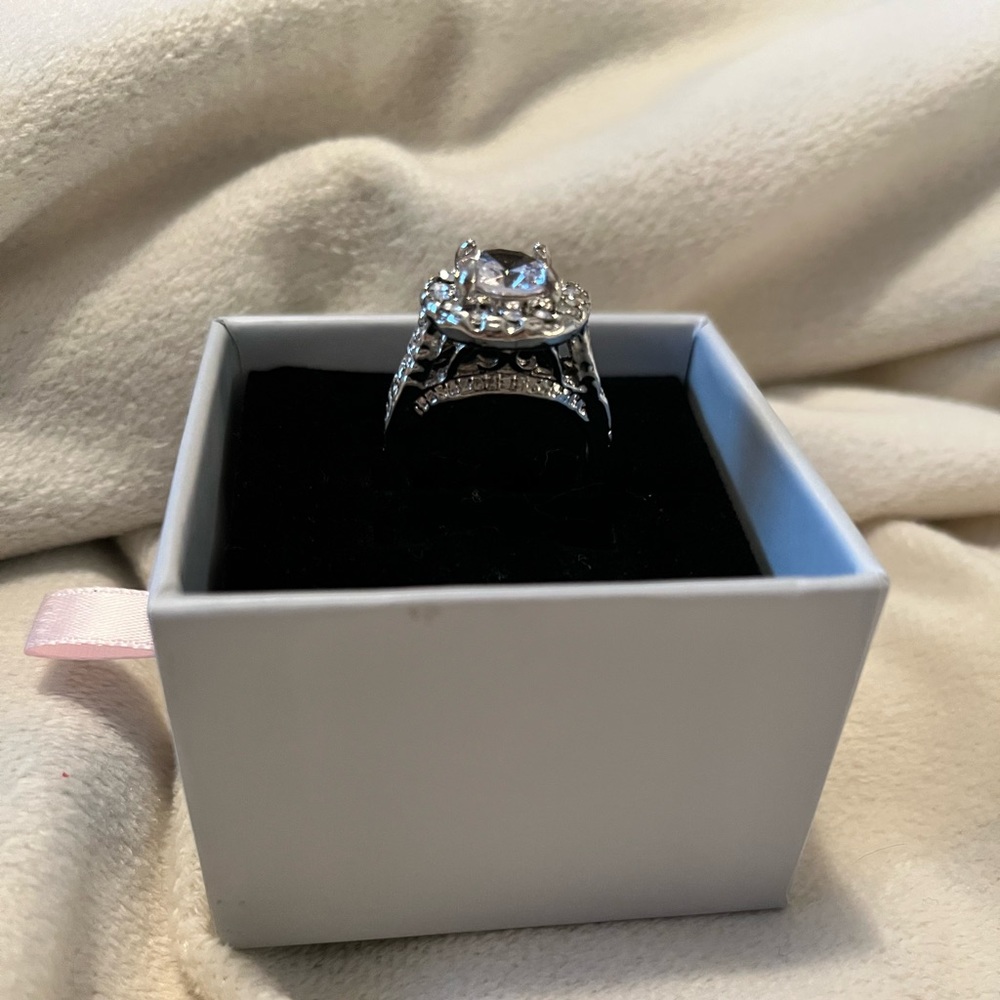 SPARKLING FASHION RING | SIZE 8 - Picture 8 of 13